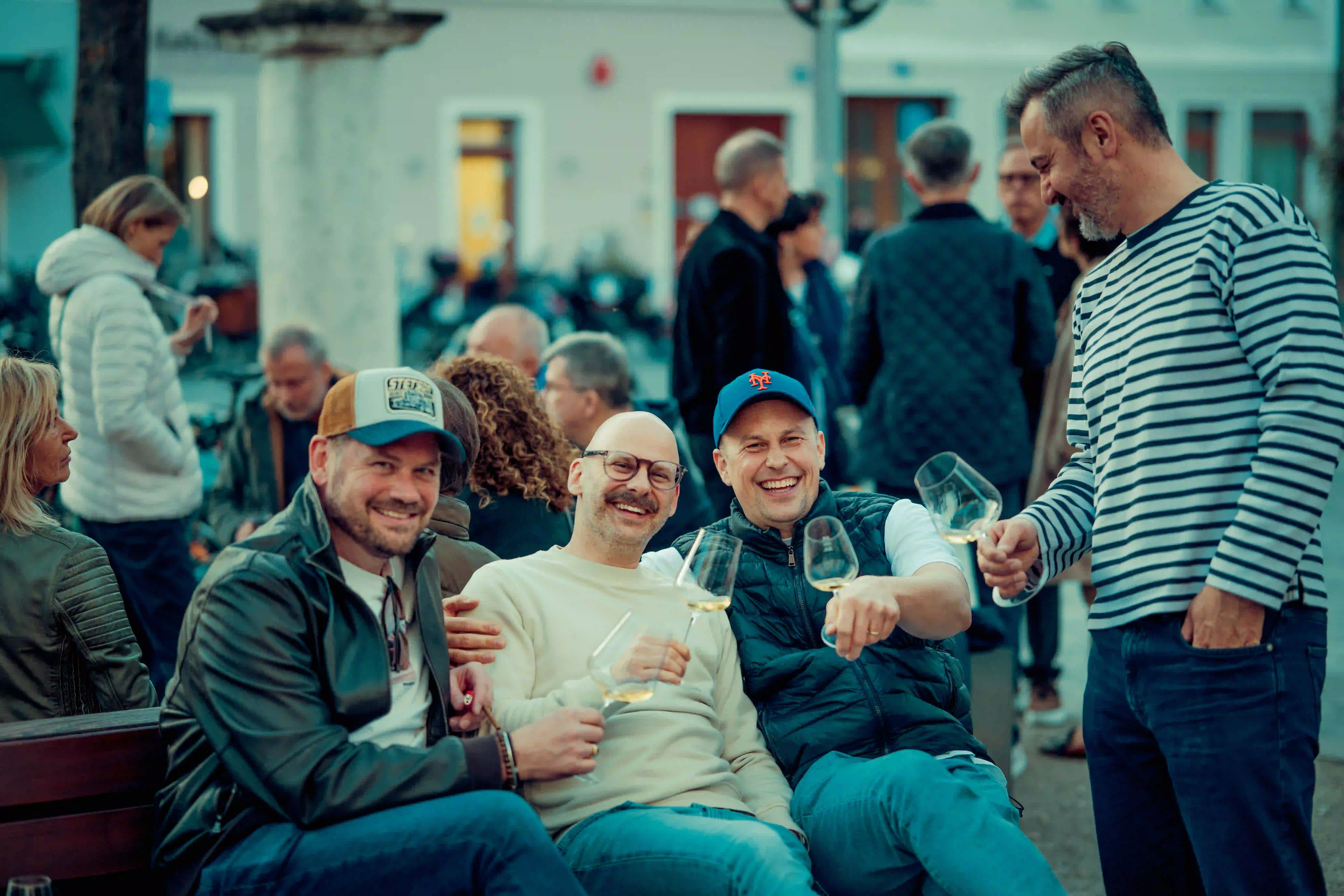 Freunde genießen gemeinsam Wein bei VINOSUS